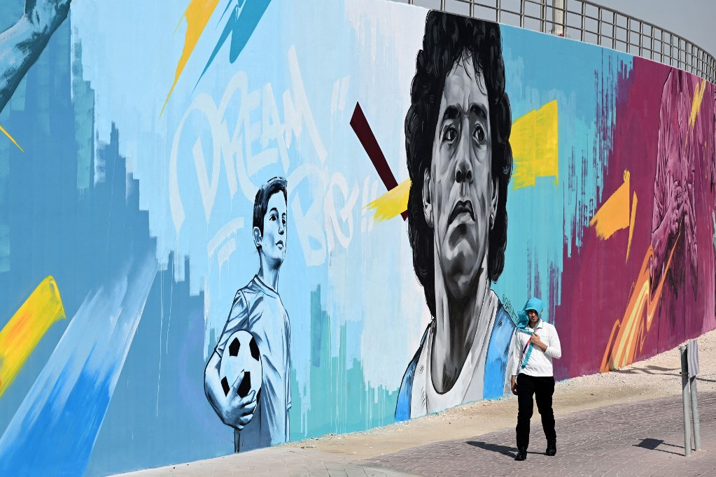 Maradonáról készült festmény a Halifa Stadion közelében