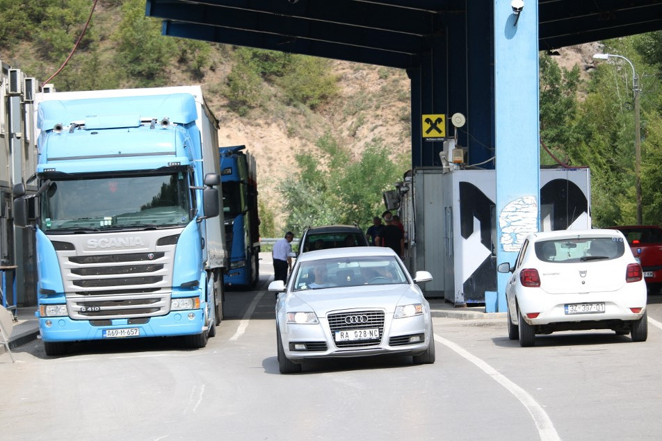 Határ Koszovó és Szerbia között, a jövőben a koszovói szerbek rendszámait le kell cserélni