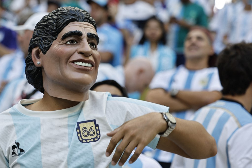 Fotó: AFP/ Egy Maradona hasonmás a lelátóról