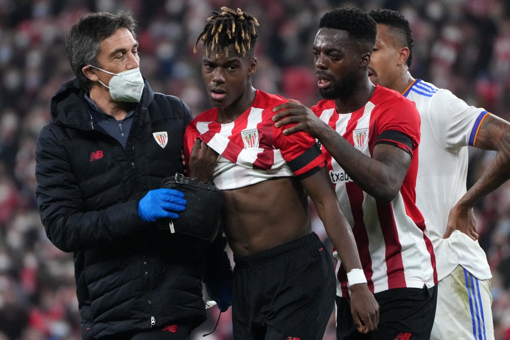 Fotó: AFP/Cesar Manso A Real Madrid elleni Királykupán (Copa del Rey) megsérült Nico Williamset bátyja, Inaki kíséri le a pályáról