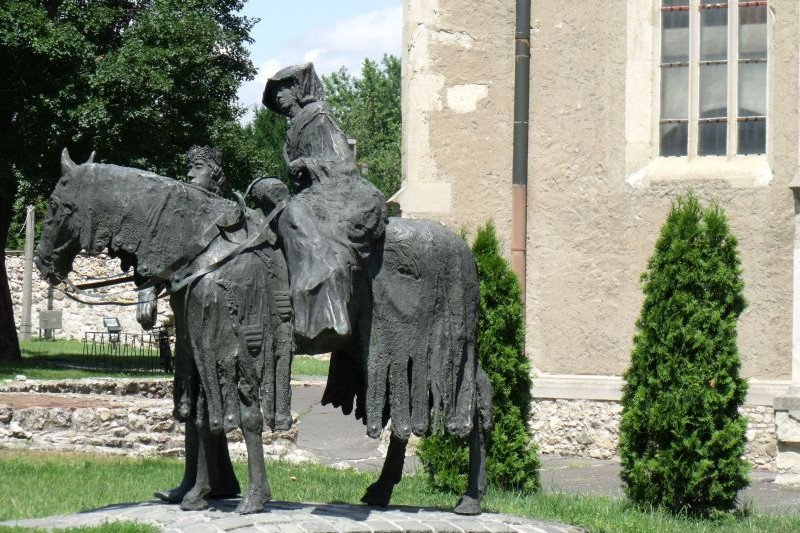 Szent Erzsébet lovasszobra Sárospatakon, mellett férje, Lajos látható