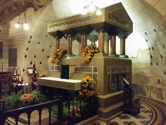 Fotó: szeretetlang,blog.hu Szent Márton sírja a Tours-i bazilikában