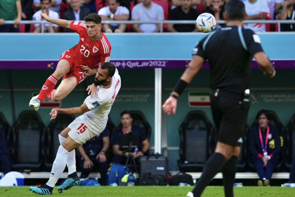 a walesi Daniel James felugrás közben kicsit nyakon vágja Csesmit is