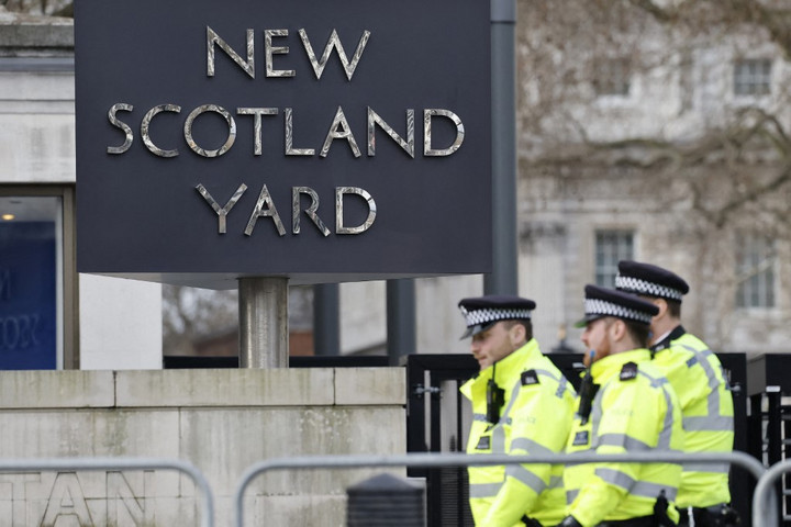 Fotó: Tolga Akmen / AFP Az eddigi legnagyobb telefonos csalóhálózatot számolták fel Nagy-Britanniában