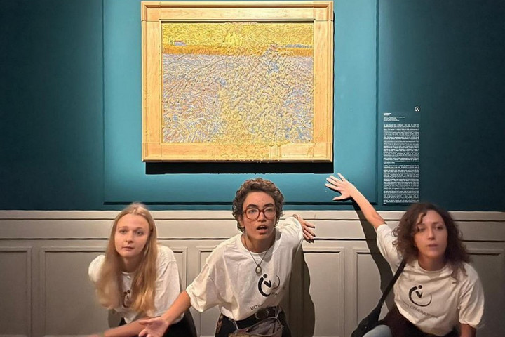 Fotó: AFP/ANSA/Stringer Borsólevessel öntöttek le egy Van Gogh-festményt Rómában