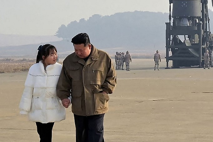 Kim Dzsong Un második gyermeke szerepelhet a szombati képeken