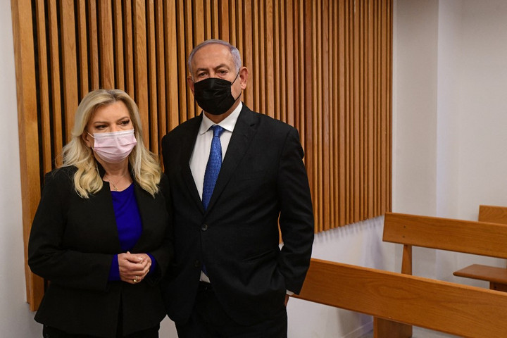 Kártérítésre kötelezte a bíróság a Netanjahu családot elmebetegnek nevező Ehud Olmertet