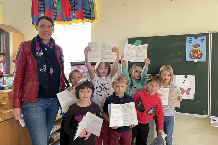 Fotó: A Felsőőri Református Ifjúsági Olvasókör közösségi oldala Magyar daloskönyv a felsőőri diákoknak