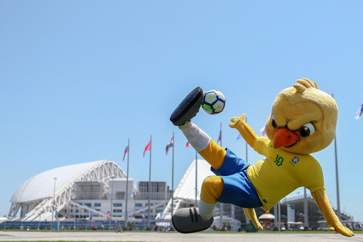 Canarinho, a brazil kabalaállat lepacsizott Neymarékkal