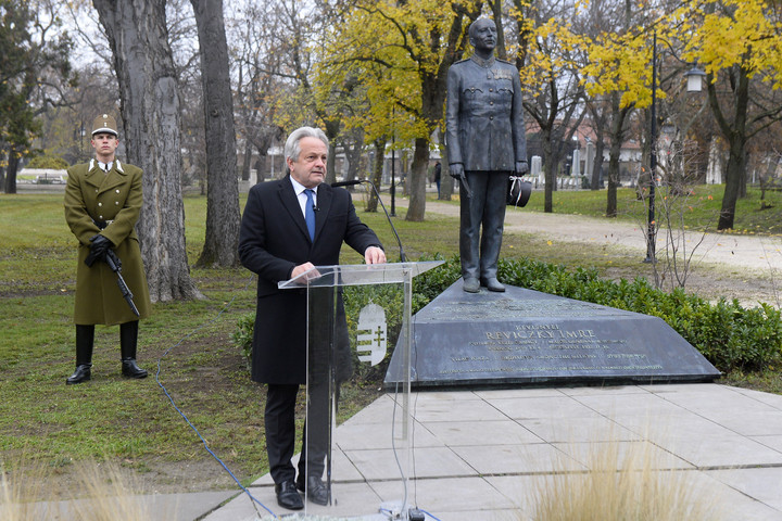 Az embermentő Reviczky Imre ezredesre emlékeztek a Fiumei úti sírkertben