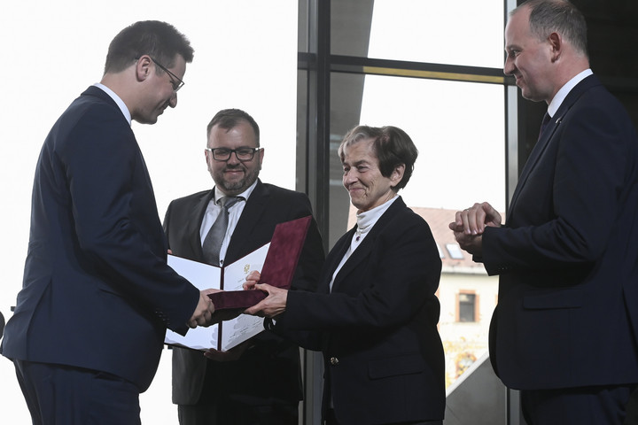 Fotó: MTI/Koszticsák Szilárd Halzl József-díjat adományozott Gulyás Gergelynek a Rákóczi Szövetség