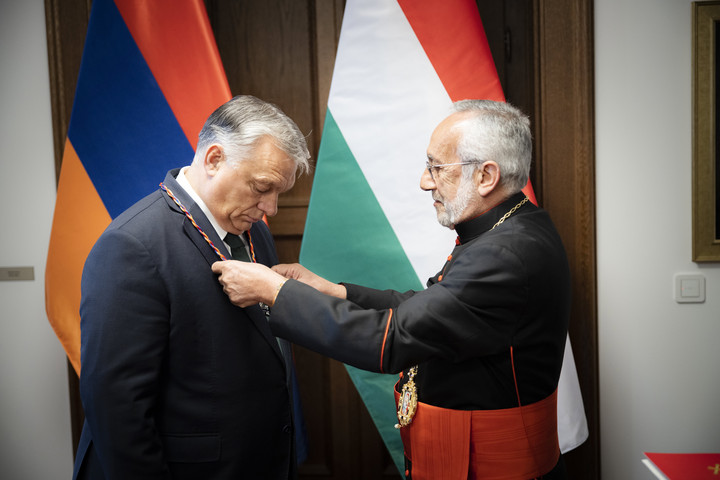 Fotó: MTI/Miniszterelnöki Sajtóiroda/Fischer Zoltán Kitüntette Orbán Viktort az örmény katolikus egyház vezetője