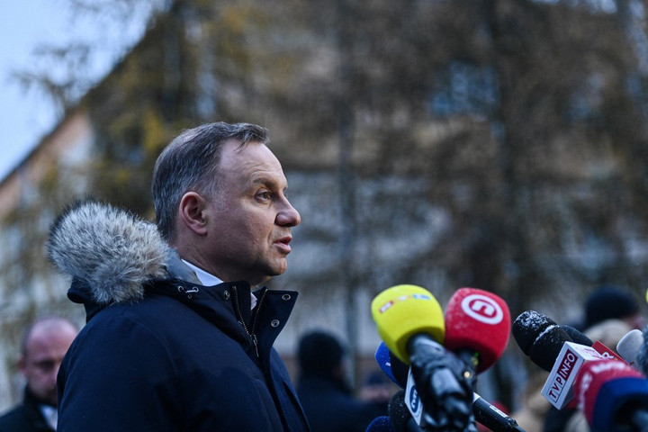 Fotó: AFP Egy magát a francia elnöknek kiadó ember hívta fel Andrzej Dudát