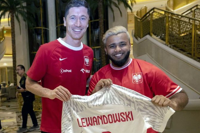 Lewandowski mezt ajándékozott egy szaúdi szurkolónak