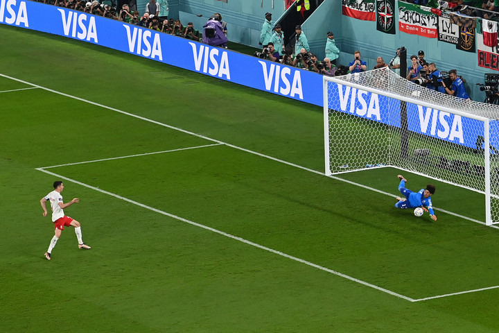Lewandowski kihagyott tizenegyese miatt elmaradt a lengyel győzelem