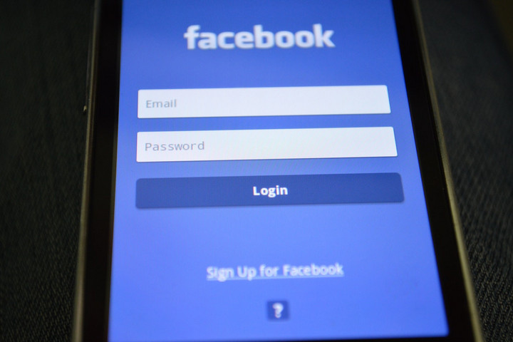Több száz millió euróra büntette az ír adatvédelmi biztos a Facebookot