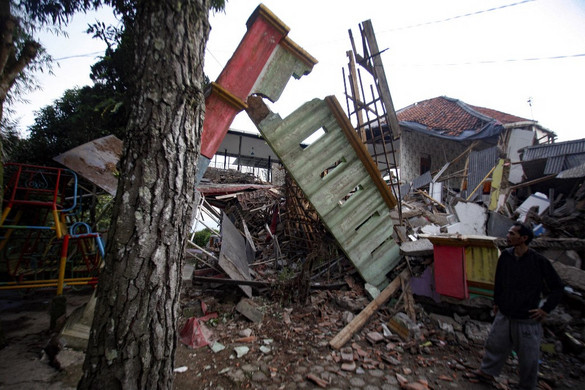 Több tucat halálos áldozata és több száz sebesültje van a Jávát megrázó földrengésnek