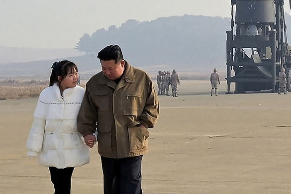 Kim Dzsong Un második gyermeke szerepelhet a szombati képeken