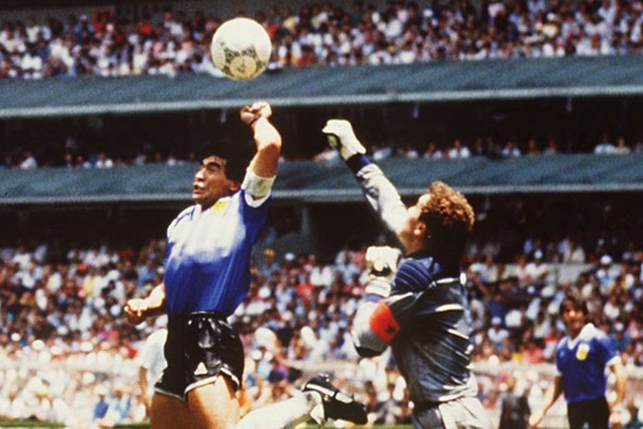Elkelt Maradona „kezezős” labdája