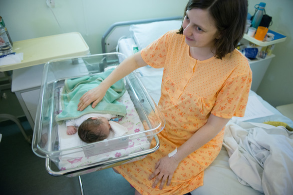 Egymillió forintot ad a szerb kormány az újdonsült édesanyáknak