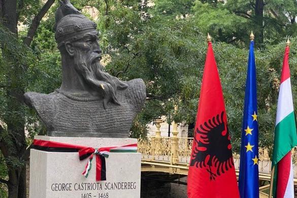Hunyadi János szövetségese, Szkander bég előtt tiszteleg Eger