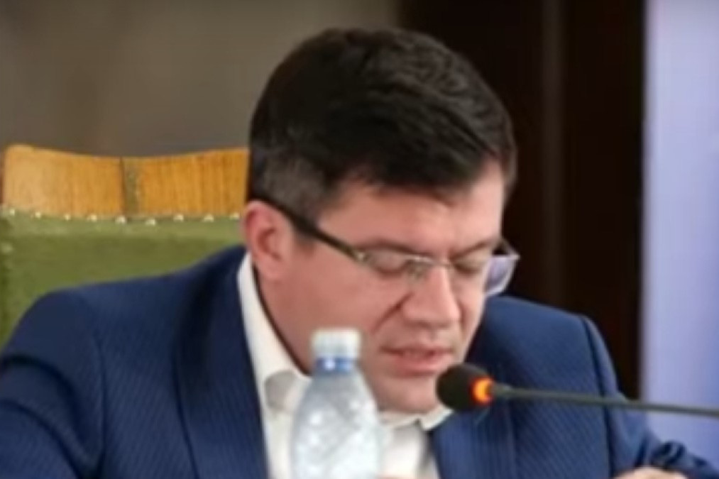 Közpénzen utazott a bukott román miniszter a korrupciós tárgyalására