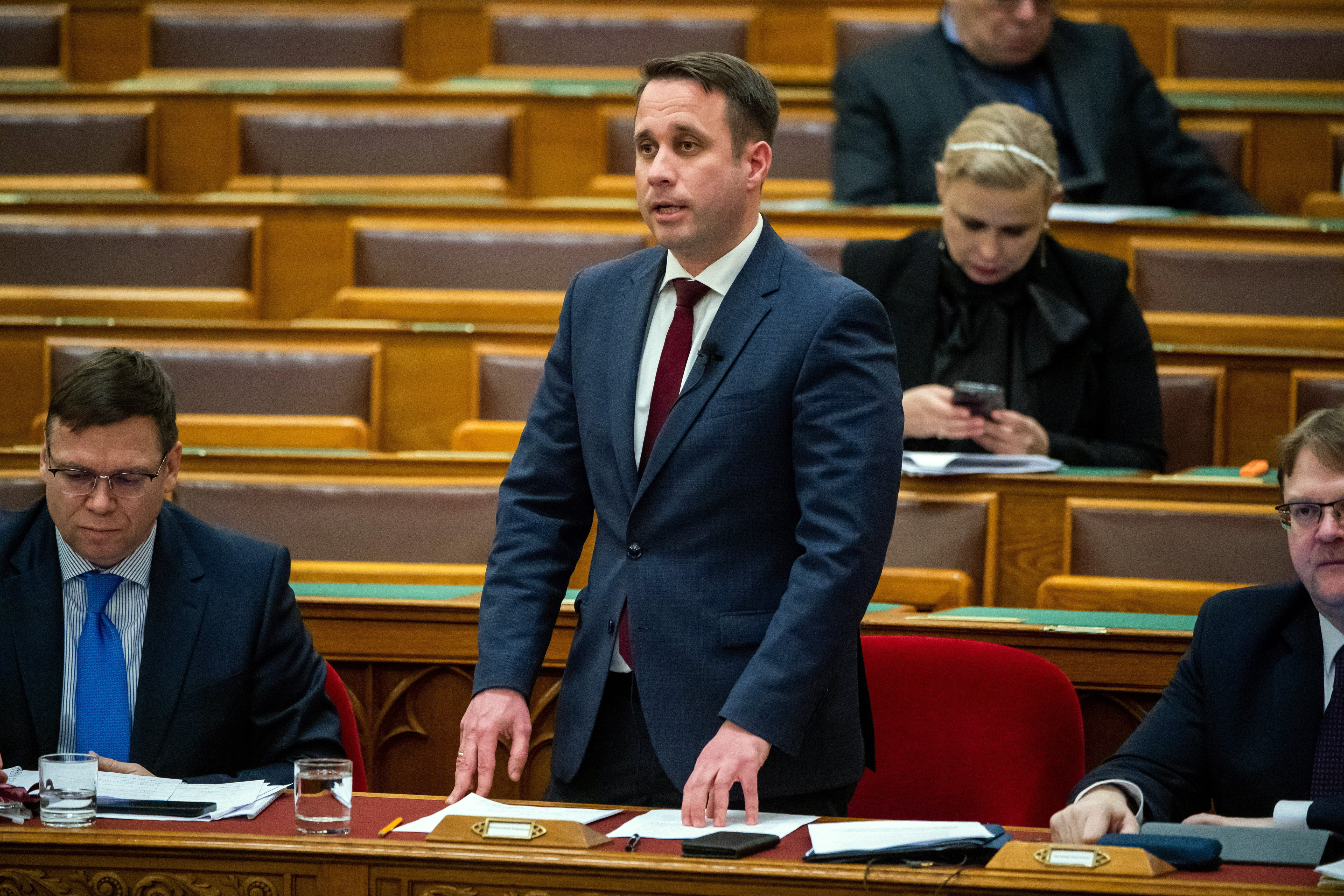 Országgyűlés: Szociális rendszer, migráció, szankciók napirend előtt