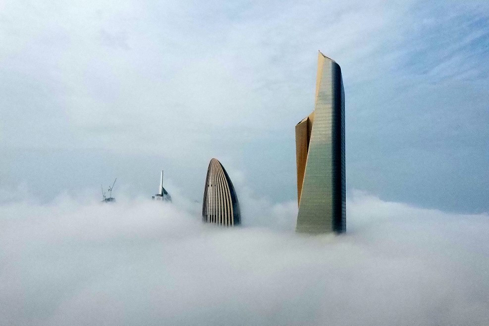 Kuvait városa erős ködben az Al-Hamra toronyból 2022 januárjában