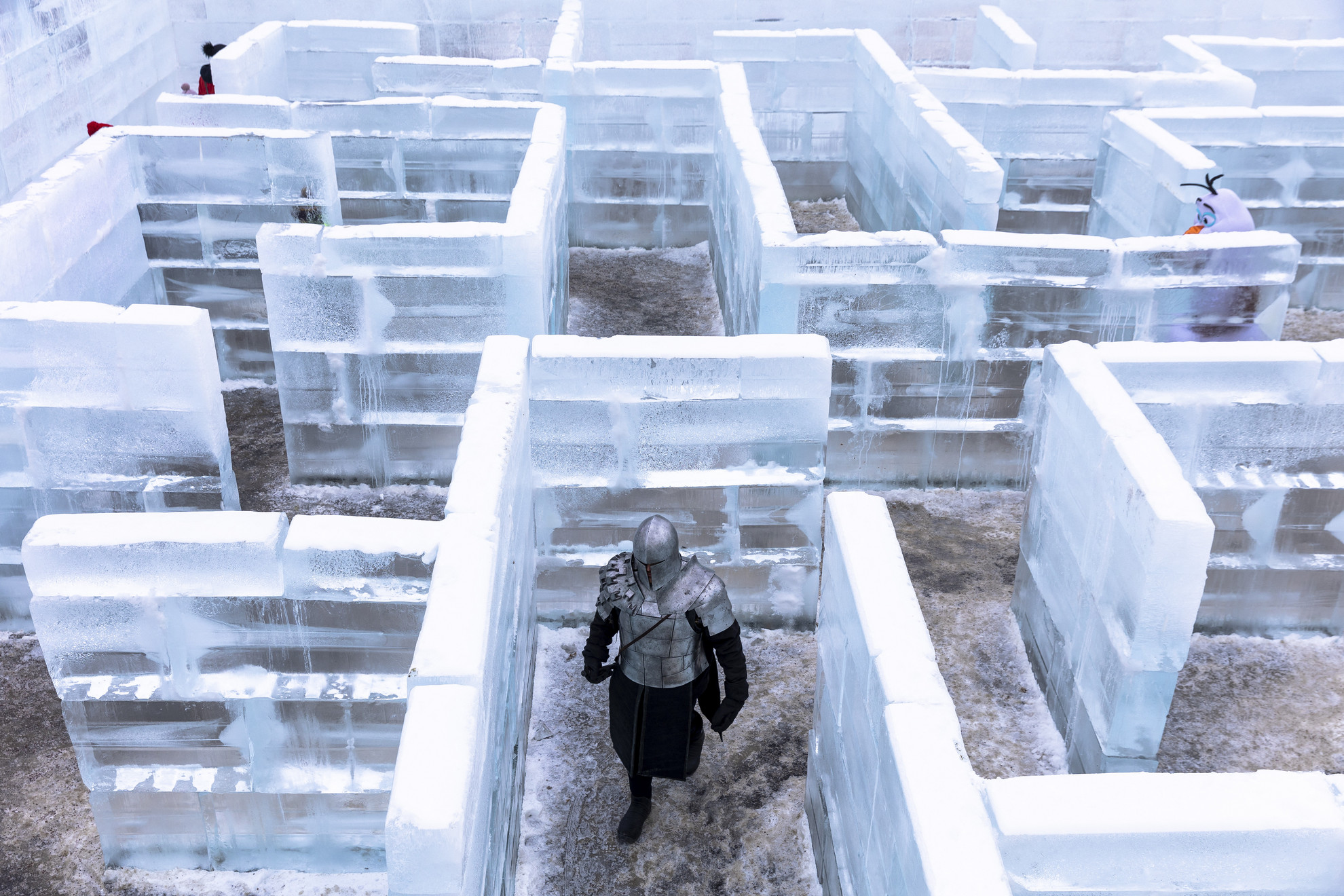 Egy páncélos lovag sétál a Jégpalota Labirintusban a Minnesota állambeli Stillwaterben 2022. január 21-én. A Zephyr Színház jéglabirintusa az Egyesült Államok legnagyobb jéglabirintusaként ismert. Tervezője Franz Hall. Az építkezéshez 10742 négyzetméternyi jégre volt szükség 2900 blokkban, és több mint 3000 színes LED-re