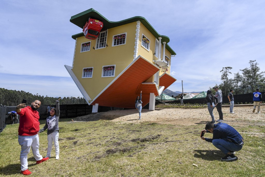 Egy fejjel lefelé fordított ház Guatavitában, Bogota közelében 2022. január 29-én. A házat osztrák tulajdonosa, Fritz Schall tervezte.
