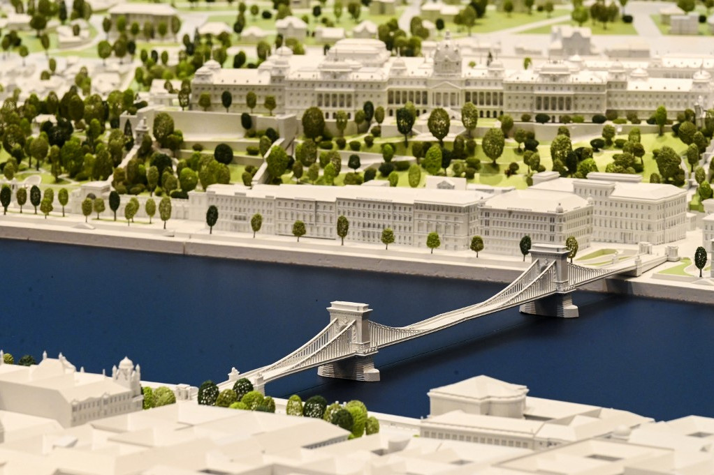 Budapesten, az új Néprajzi Múzeumban látható a főváros makettje Magyarország első állandó Dunán átívelő hídjával, a Lánchíddal 2022. június 4-én.