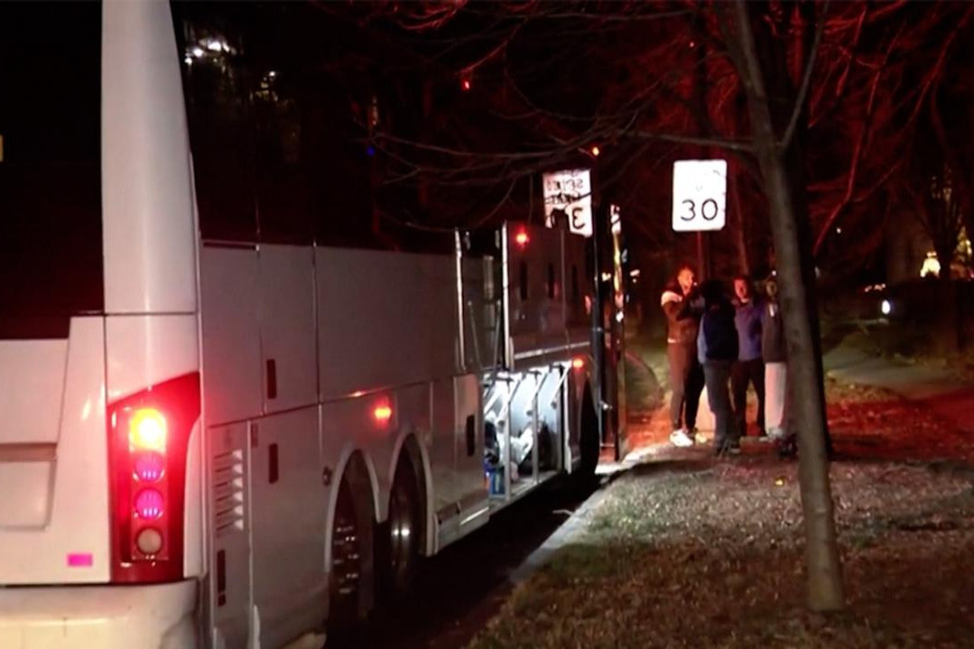 Április óta küldnek délről menekültekkel teli buszokat északra.