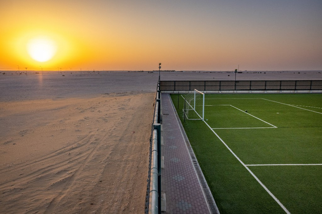 Futballpálya a sivatagban, Al Amamriya közelében, Nyugat-Katarban 2022. november 15-én, a 2022-es katari labdarúgó-világbajnokság előtt.