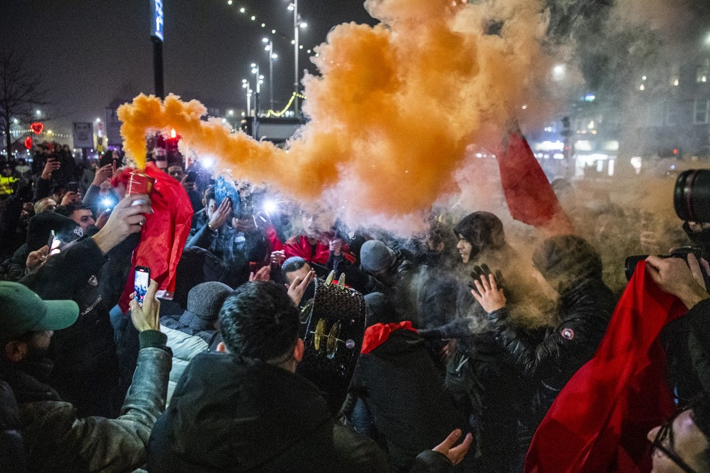 Fotó: AFP/Olaf Kraak Amszterdamban előkerültek a füstgyertyák, boldogok a marokkóiak győzelme miatt az emberek