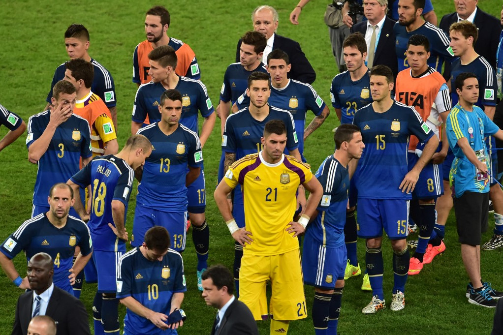 A szomorú argentin válogatott a 2014-ben elbukott aranymeccs végén