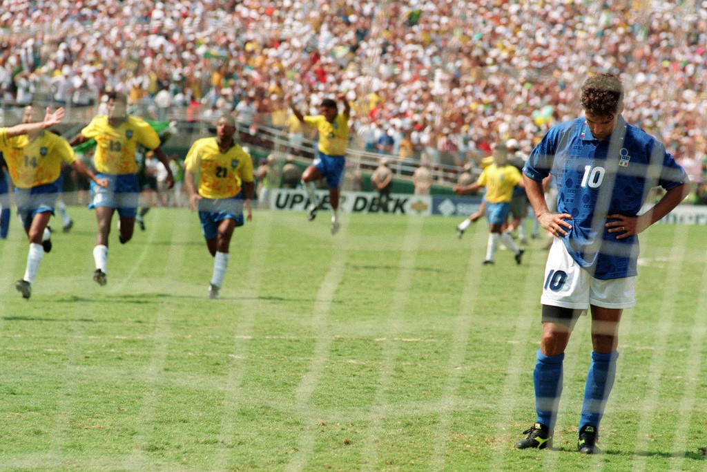 Fotó: AFP/Omar Torres Az 1994-es világbajnokság: az olasz Roberto Baggio kihagyta a meccsdöntő büntetőt, a brazilok a háttérben már örülnek