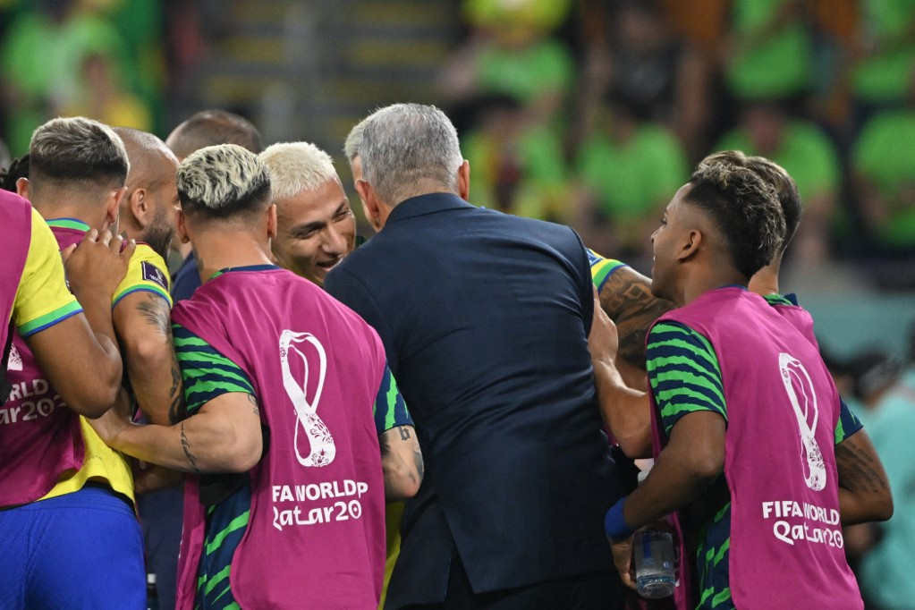 Fotó: AFP/Nelson Almeida Richarlison (szemben) és a brazil csapat, a cserejátékosok és zakóban Tite az örömtánc utáni pillanatokban