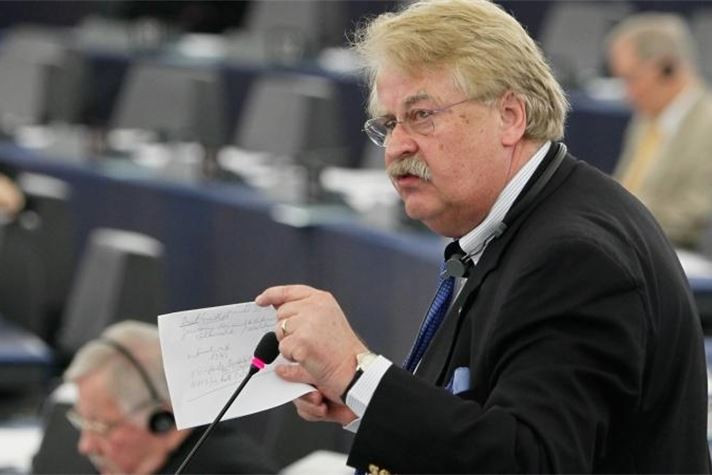 Elmar Brok 2 év alatt 18 ezer eurót csalt ki a német választóktól.