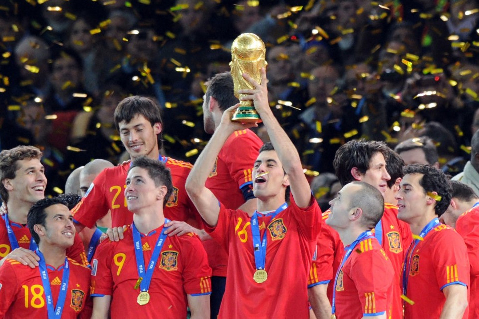 A 2010-es világbajnok spanyol csapat, Busquets a kupával