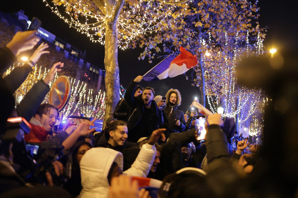 Champs-Élysées a francia győzelem után szerdán éjféltájt