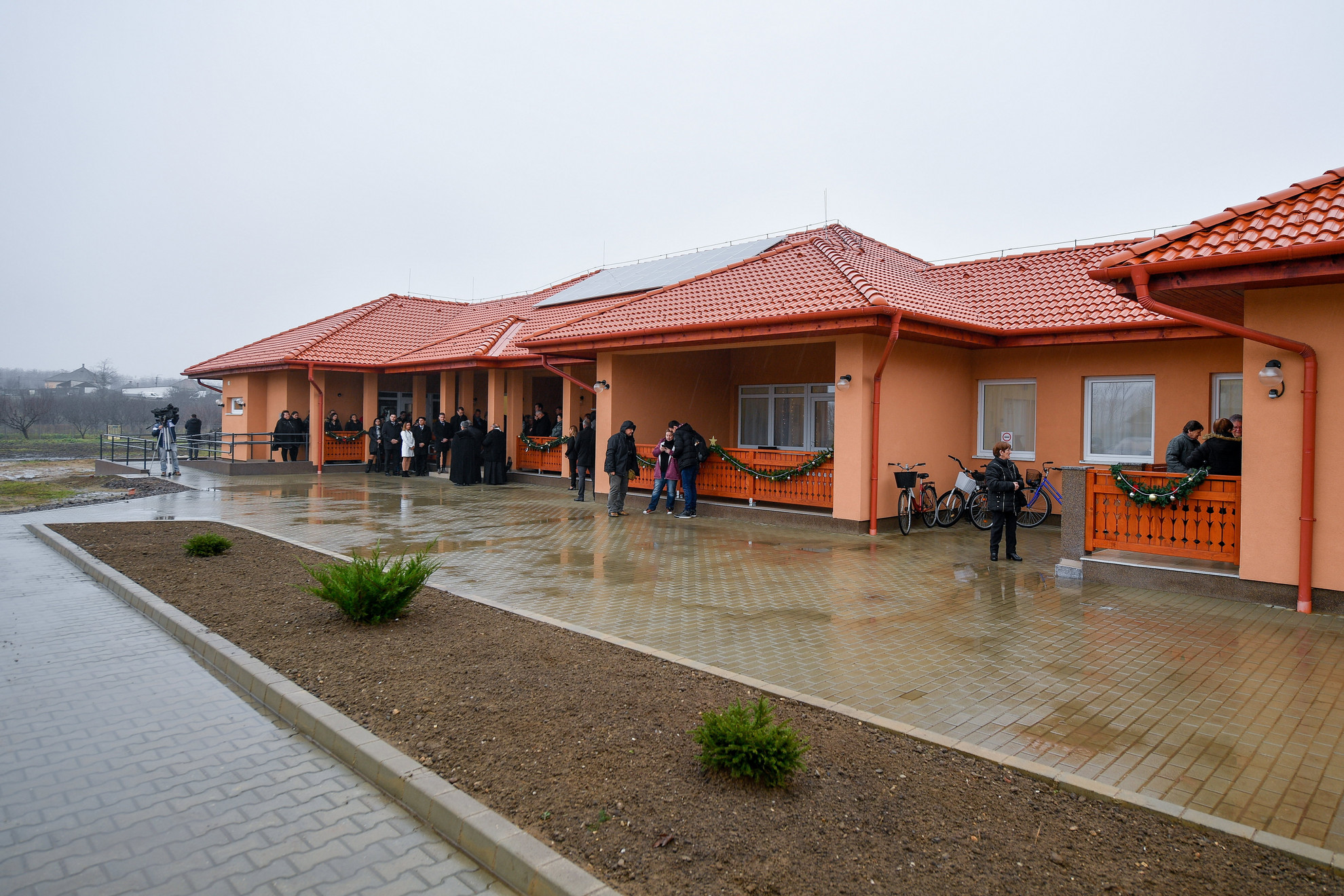 Résztvevők a megújult városi egyesített szociális intézmény és az újonnan megépült szociális szolgáltató központ átadásán a Szabolcs-Szatmár-Bereg megyei Nyírbogáton