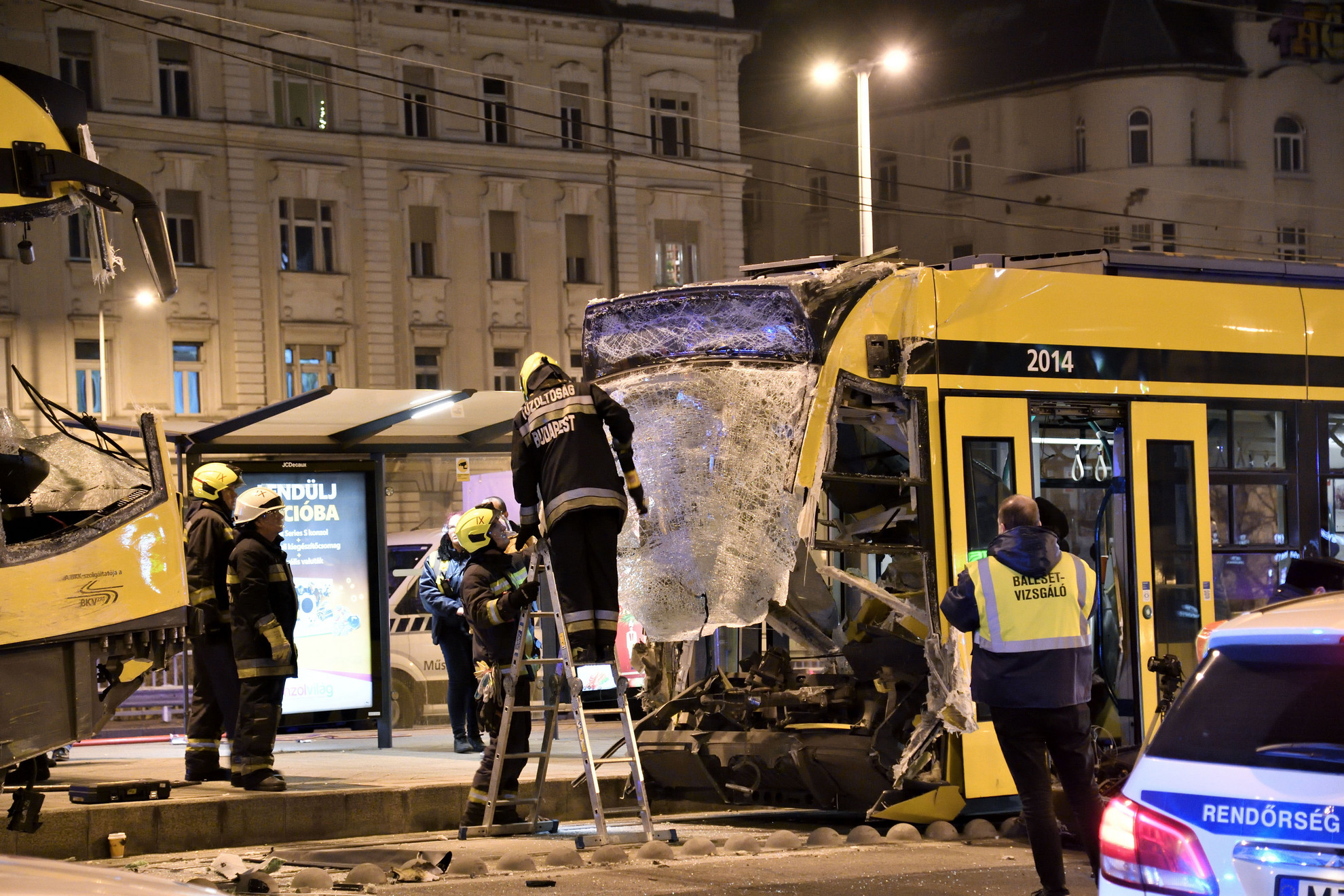 Fotó: MTI/Lakatos Péter Ráfutásos balesetben összeroncsolódott Combino villamosok műszaki mentését végzik Budapest IX. kerületében, a Boráros térnél