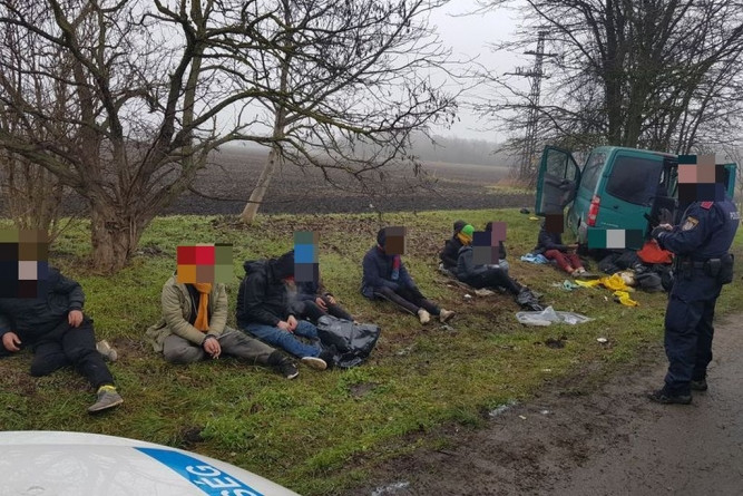 Fotó: police.hu 14 migráns sérült meg