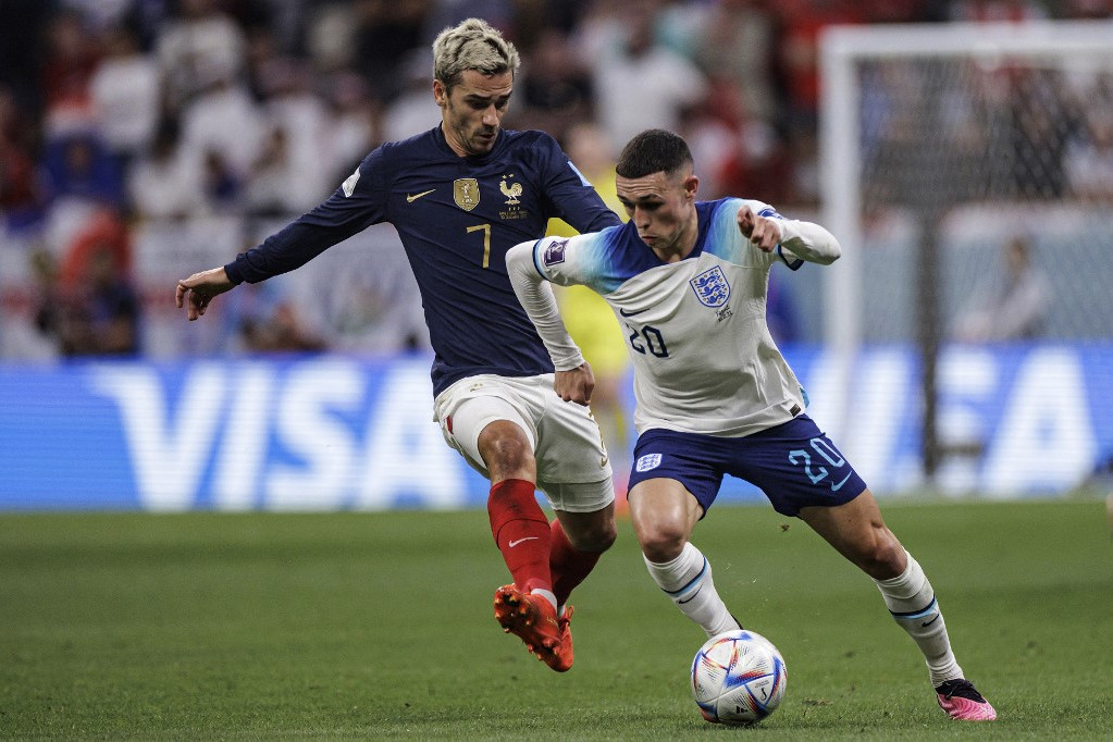 Griezmann (b) nemcsak támadásban, de védekezésben is jeleskedik (itt épp az angol Fodennel szemben), és a gólpasszait tekintve ő a válogatott rekordere
