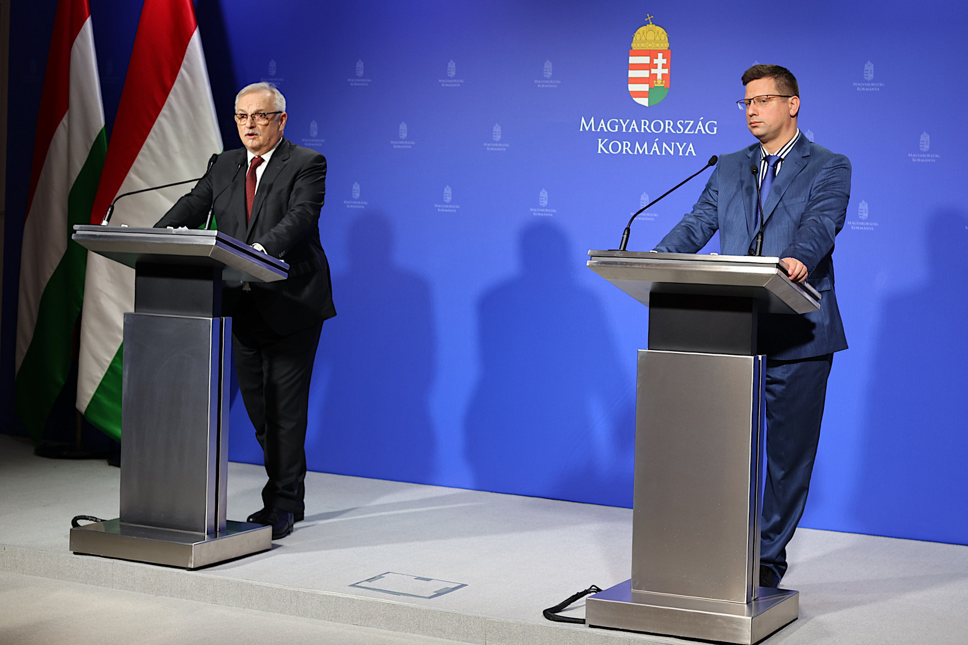 Hernádi Zsolt, a Mol vezetője és Gulyás Gergely Miniszterelnökséget vezető miniszter a rendkívüli Kormányinfón
