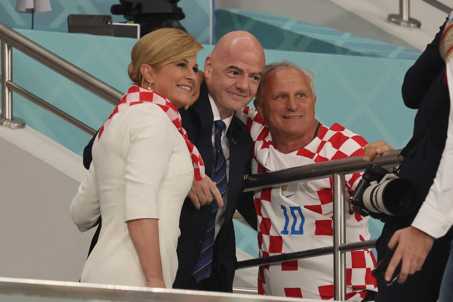 Kolinda Grabar-Litarovic az ex államfő, a Nemzetközi Olimpiai Bizottság tagja Gianni Infantino FIFA-elnök társaságában a lelátón