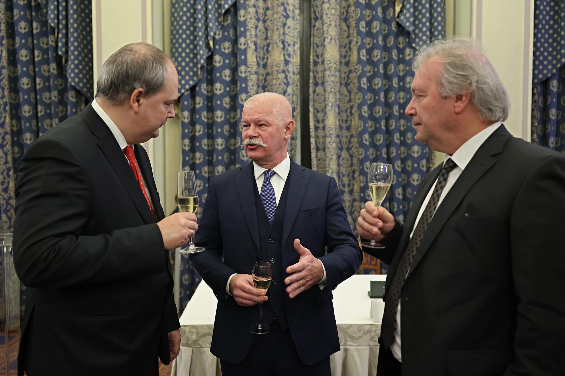 Csák János (középen) elmondta, a kormányzat alapvető feladatnak tartja a két akadémia támogatását
