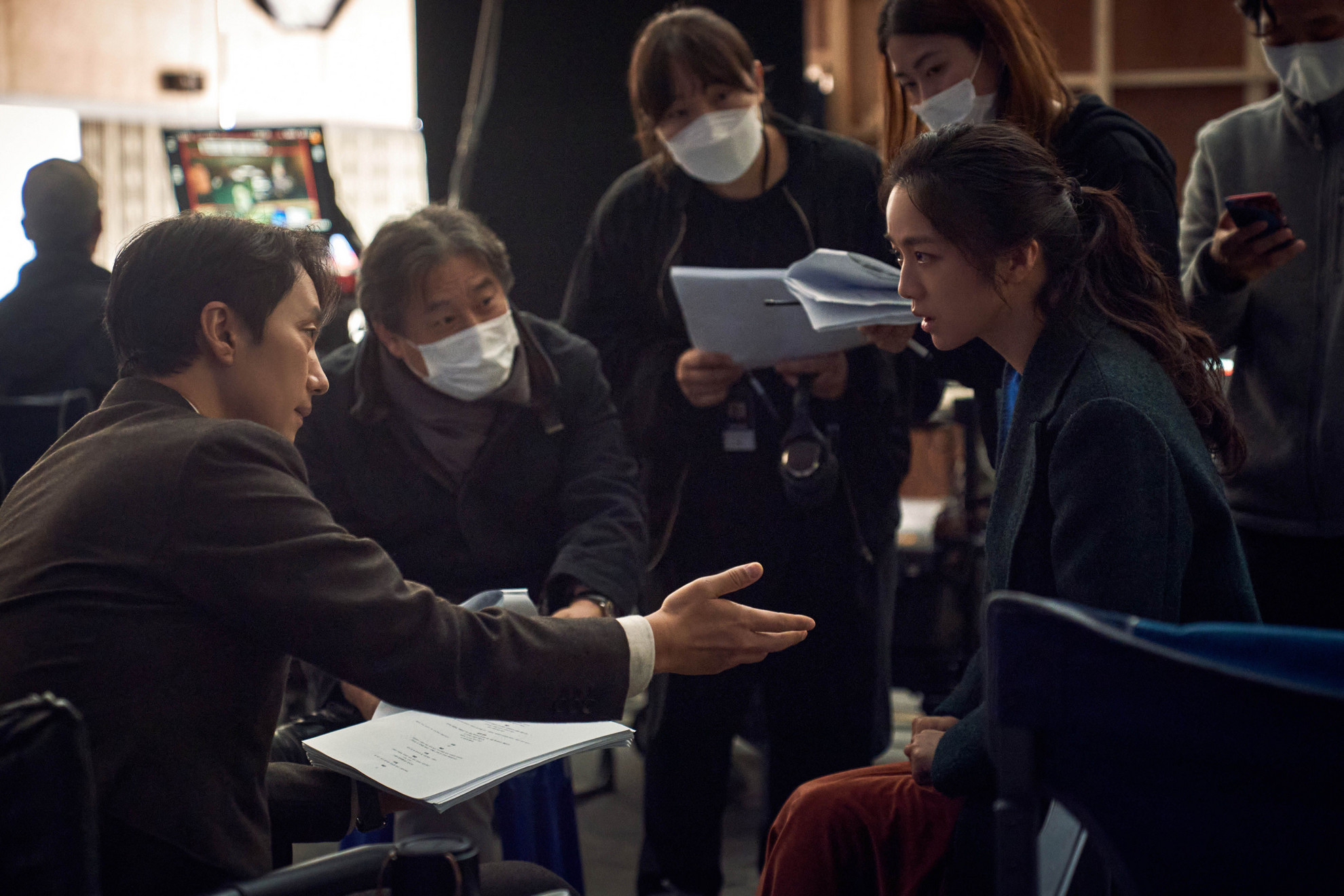 Park Hae-il (nyomozó) , (maszkban) Park Chan-wook a film rendezője és Tang Wei (özvegy)