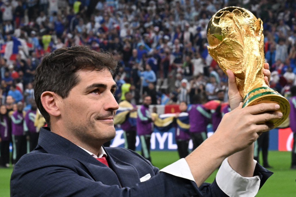 Iker Casillas a Luszail Stadionban a FIFA kupájával, az eredetivel
