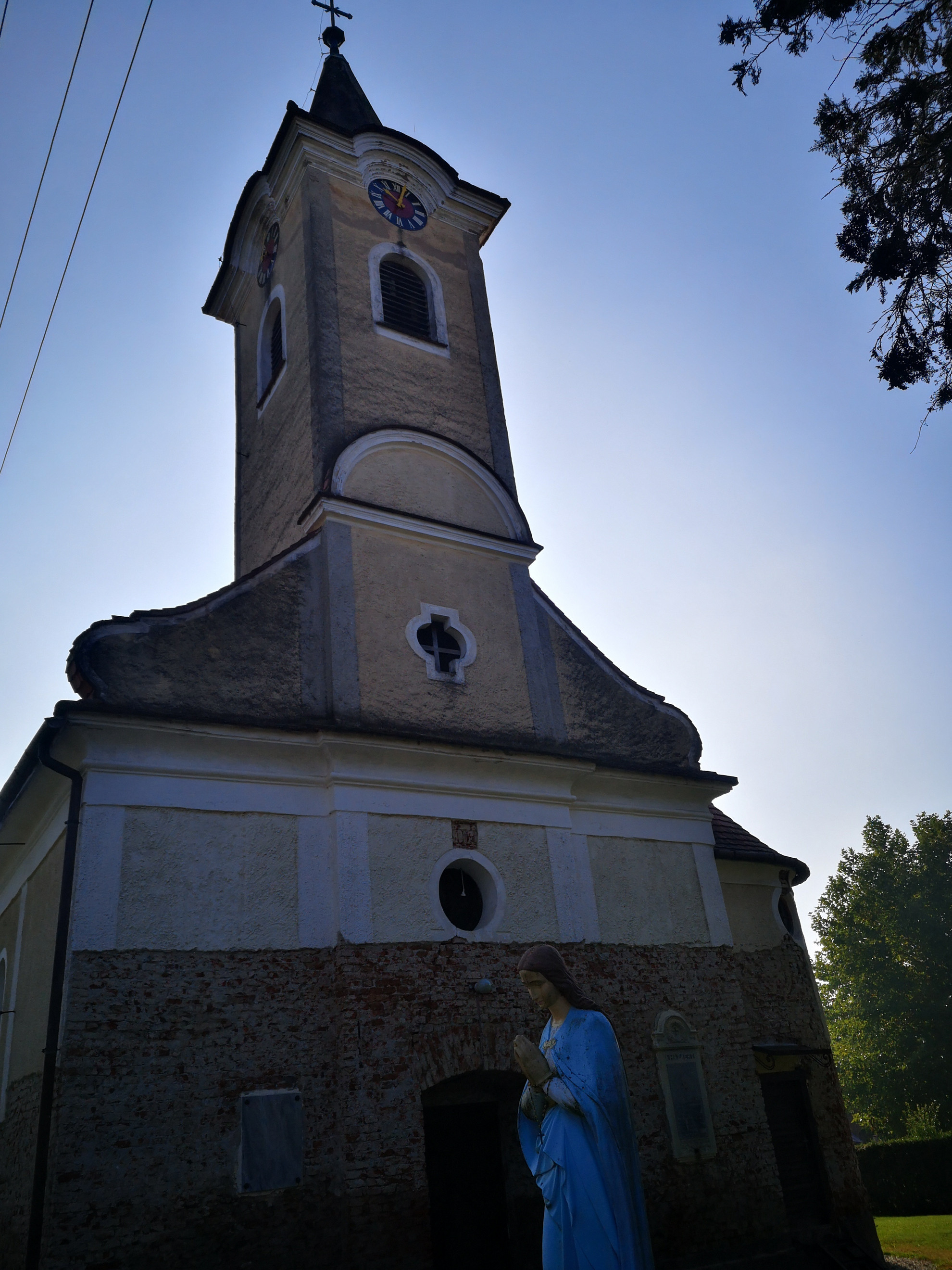 A Borosoknak és Hertelendyeknek sokat köszönhetett a falu barokk temploma is